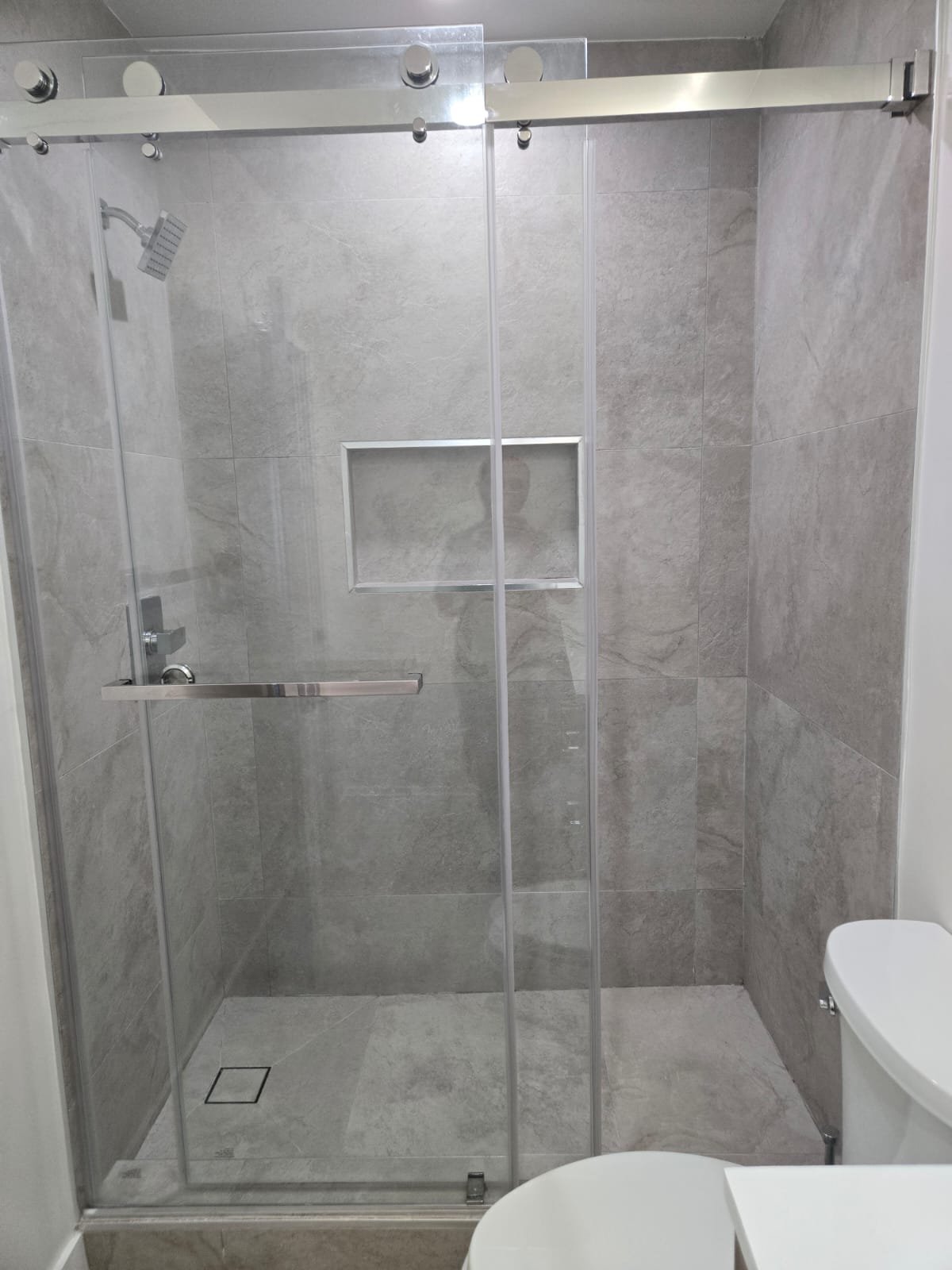 Custom frameless shower and bathroom construction in Burbank CA by Ararat Builders Corp